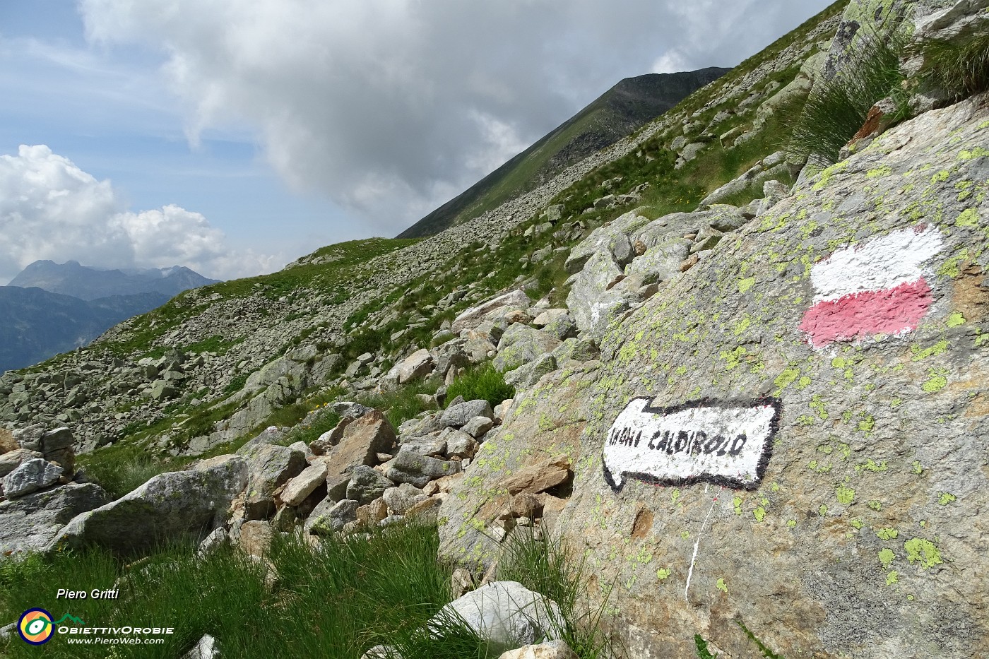 74 Prendo a dx il sent. 209A per i Laghi di Caldirolo.JPG